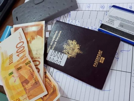 مواطنة فرنسية تشكر الشرطة لمساعدتها في العثور على مفقوداتها في الخليل