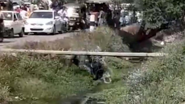بالفيديو- لحظة سقوط سائق دراجة نارية في قناة الصرف الصحي...