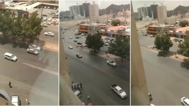 في السعودية - فيديو صادم لسيارة تلاحق سائق دراجة نارية لدهسه... إليكم ما حصل!