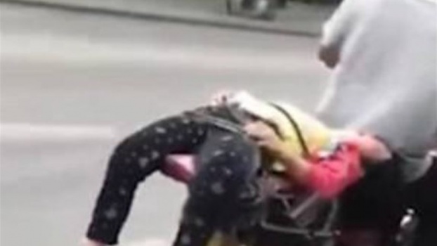 بالفيديو- أب غاضب ربط ابنته على دراجته النارية... والسبب؟
