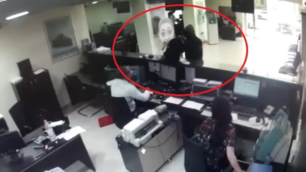 شاهد بالفيديو : سطو مسلح على البنك التجاري الأردني وسرقة 20 الف دينار و12 ألف دولار