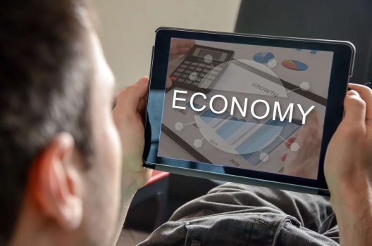 بيل غيتس يحذر من "كارثة اقتصادية".. وصديقه يقدم نصائح
