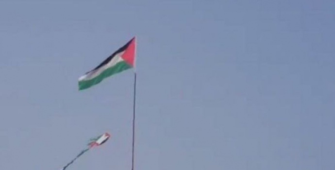 فيديو| رفع علم فلسطين على سارية طولها 25 متراً شمال القطاع