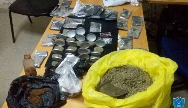 جنين:الشرطة تضبط كيلوغرام مواد مخدرة داخل مركبة
