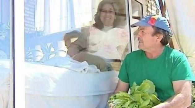 لمدة 13 عاماً.. امرأة عاشت في قفص زجاجي لهذا السبب
