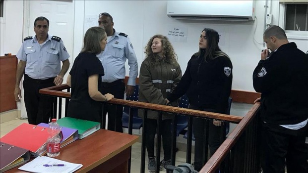 شاهد : عائلة عهد التميمي تعرض فيديو قالت إنه يظهر تعرضها للتحرش اللفظي من قبل محققي الاحتلال