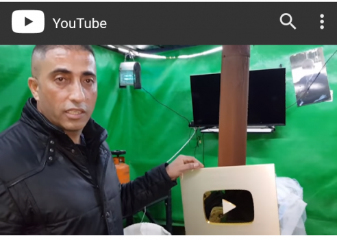 خببر الأفاعي الفلسطيني"جمال العمواسي"يحصل على درع يوتيوب الذهبي