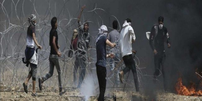 الاحتلال يستهدف شباناً سحبوا جزء من "السياج العنصري" شرق خانيونس