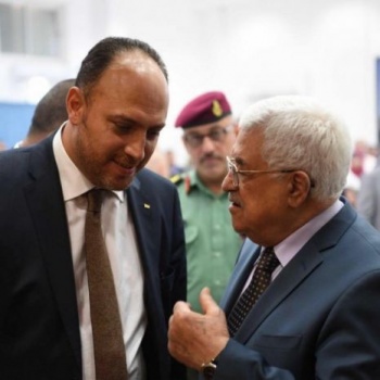 الرئيس عباس يستدعى ممثل منظمة التحرير لدى واشنطن