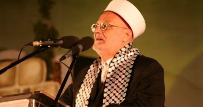 الاحتلال يمنع الشيخ عكرمة صبري من السفر ويحتجزه لساعات