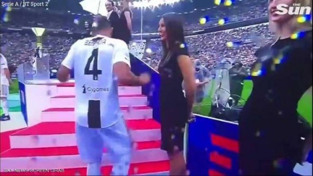 فيديو|نجم مغربي يضع نفسه في موقف لا يحسد عليه مع عارضتين!
