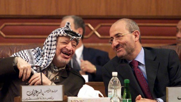 الرئيس الفلسطيني محمود عباس يمنح الوزير اللبناني السابق غازي العريضي الجنسية الفلسطينية