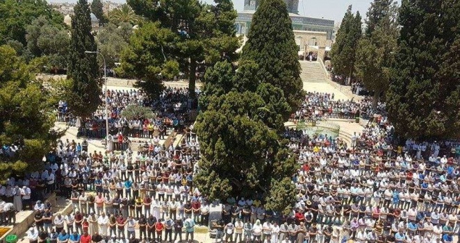 120 ألف مصل يؤدون الجمعة الأولى من شهر رمضان في "الأقصى"
