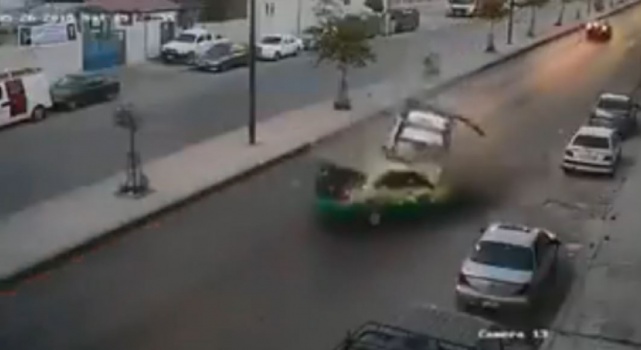 فيديو| اصطدام مرعب بين سيارة شرطة أردنية و'تاكسي'!