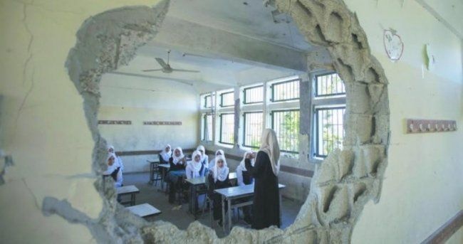 القصف يطال مدرسة خلال تقديم الطلبة امتحان الثانوية