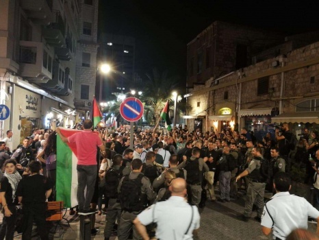 صور وفيديو..الإحتلال يعتقل 21 فلسطينيًا في حيفا خلال تظاهرة داعمة لغزة