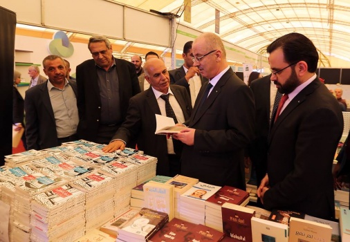 بالصور..الحمد الله يتفقد معرض فلسطين الدولي للكتاب ويشيد بجهود وزارة الثقافة في تنظيمه