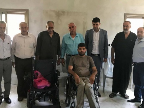 مخابرات جنين تتبرع بكرسي كهربائي لشاب من ميثلون