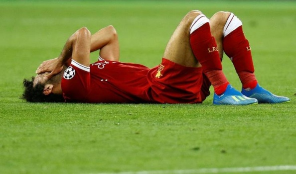 فيديو| ما فعله محمد صلاح في أول ظهور له عقب الإصابة!