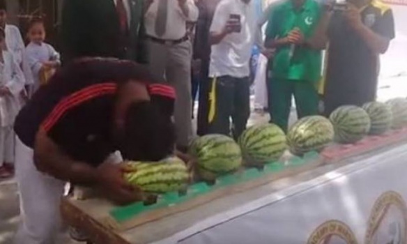 بالفيديو.. حطّم رقما قياسيا برأسه