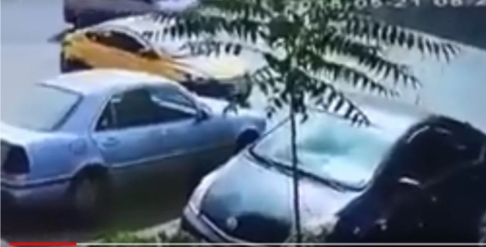 فيديو صادم يبين لحظة سقوط سيدة من تكسي رفض الالتزام بقيمة العداد في عمان