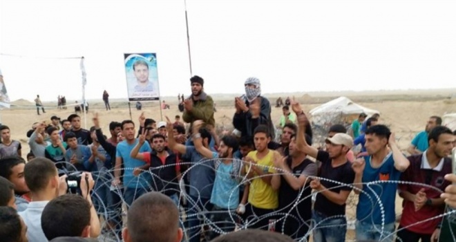 اصابات على حدود غزة.. الشبان يزيلون السلك الشائك ويشعلون حرائق
