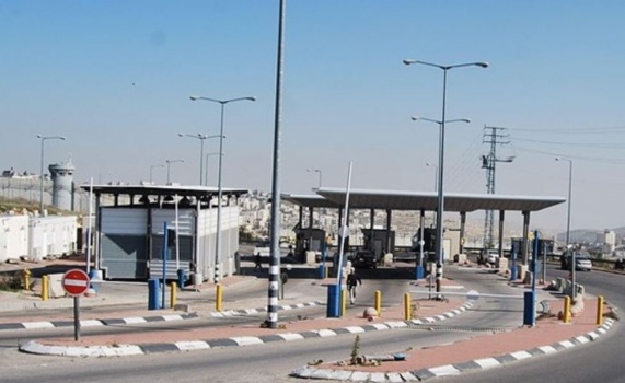 اعتقال فلسطيني اقتحم حاجزا للاحتلال