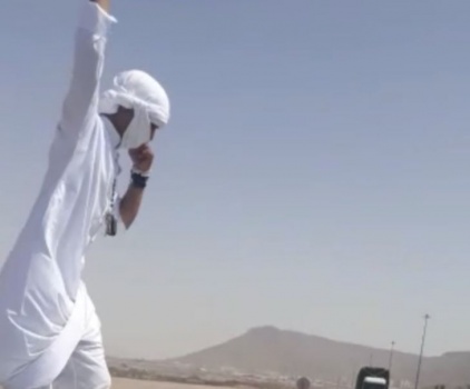 بعد الفيديو الصادم.. القبض على شاب سعودي قفز أمام شاحنة