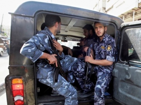 موظفون مقطوعة رواتبهم يقتحمون مكتب فتح بغزة