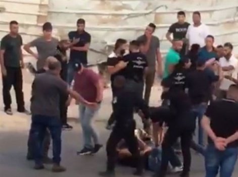 فيديو- شرطي يصفع مواطنا في رهط