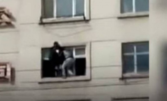 فيديو يحبس الأنفاس.. ما الذي حصل مع هذه الطفلة؟
