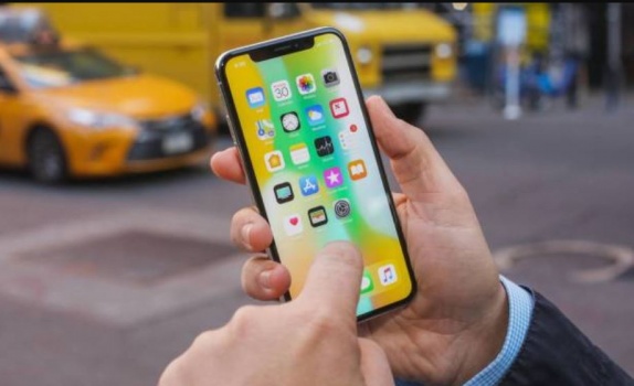 "آبل" تعيش أسوأ ايامها.. "آيفون X" في عداد الموتى!