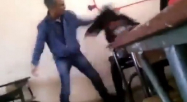 فيديو| أستاذ يعتدي بوحشيّة على طالبة وينعتها بألفاظ بذيئة أمام زملائها!
