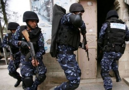 الشرطة تقبض على شخصين بتهمة السرقة بالإكراه