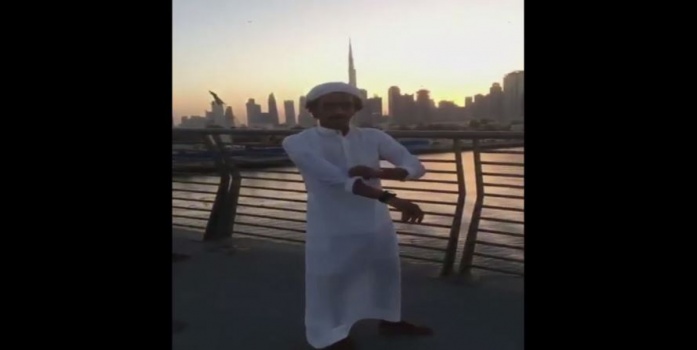 فيديو متهور.. مراهقان يقفزان من جسر قناة دبي المائية