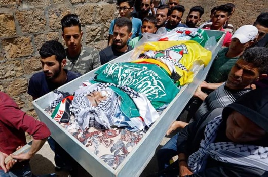 رام الله: جماهير غفيرة تشيع جثمان الشهيد الفتى عدي أبو خليل