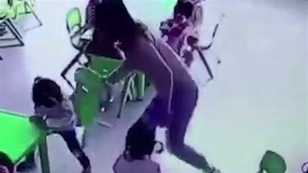 بالفيديو &ndash; ما قامت به هذه المعلمة بحقّ طفلة صادم للغاية!