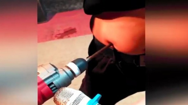 بالفيديو – رجل يستخدم المنشار على رأسه وبطنه ليُظهر قدرته على التحمّل