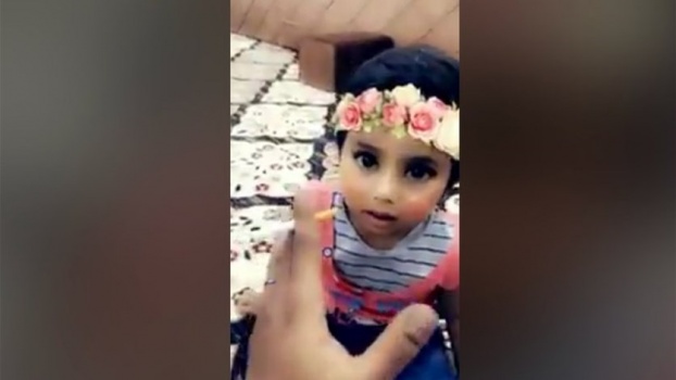 القضاء يتحرك بعد انتشار فيديو لرجل يُعلم طفلة التدخين