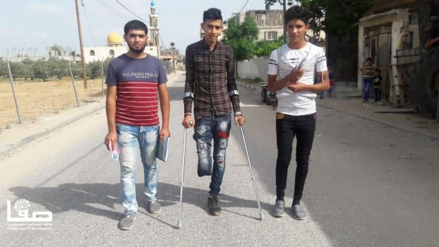 الجريح مصبح.. بتر قدمه لم يثنه عن تقديم امتحانات الثانوية