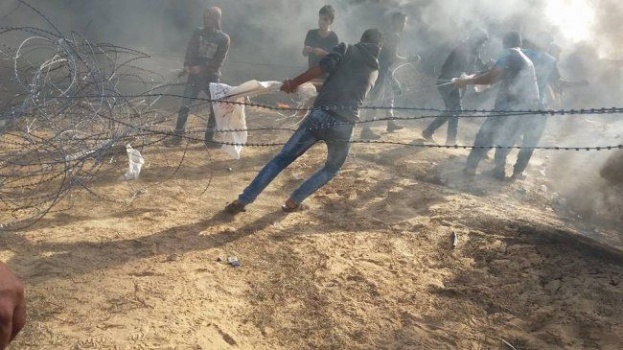 شبان يجتازون السياج الأمني ويحرقون موقعاً لقناصة الاحتلال وسط غزة