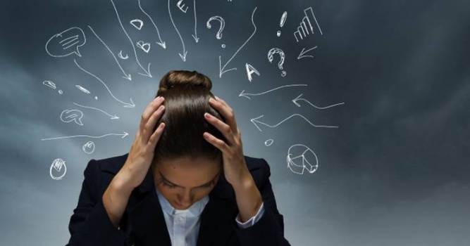 تناولوا هذه الأطعمة أثناء العمل فهي تخفف التوتر!