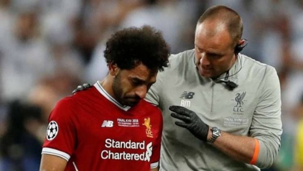 خبر حزين .. طبيب ليفربول يكشف مدة غياب صلاح عن الملاعب!