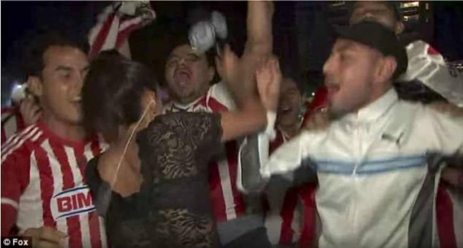 فيديو| مشجع يتحرش بمراسلة على الهواء .. كيف ردّت عليه؟!
