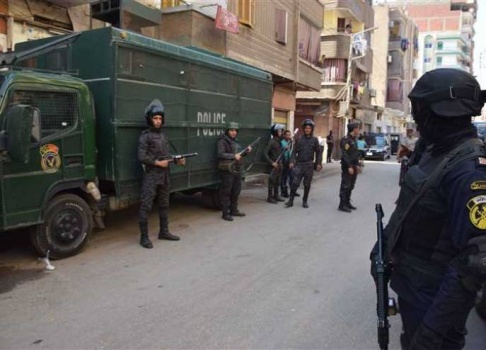 صور| مشاجرة دموية وعمليات حرق وقتل بقرية مصرية والسبب مُسنّ!