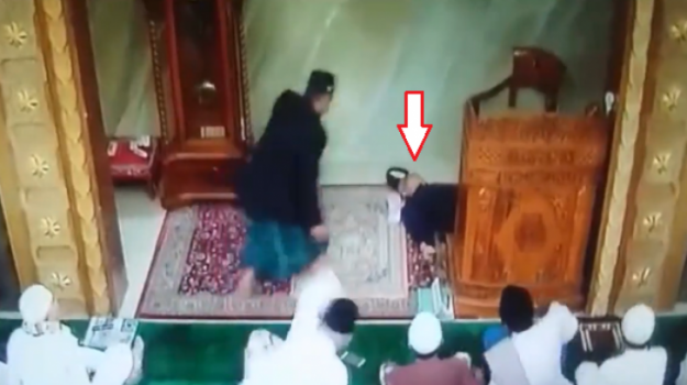 فيديو| وفاة إمام مسجد أمام المصلين في مشهد صادم!