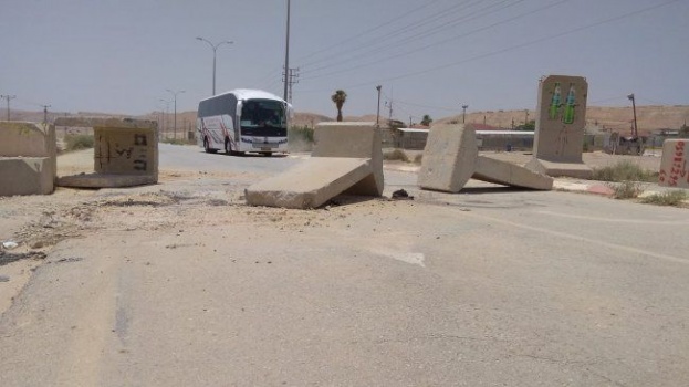 صور| الاحتلال يغلق مدخل أريحا الجنوبي مغلق بالمكعبات الإسمنتية