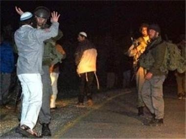 مستوطنون يرشقون سيارات المواطنين بالحجارة عند حاجز حوارة