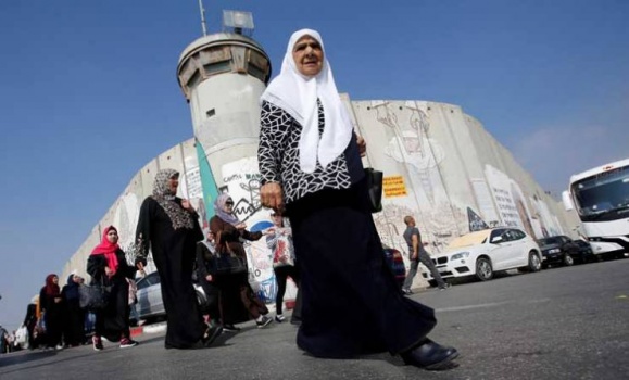 آلاف الفلسطينيين إلى الأقصى لصلاة جمعة رمضان الأخيرة