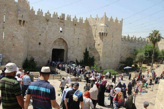 ألاف المواطنين يتوافدون لإحياء ليلة القدر في المسجد الأقصى